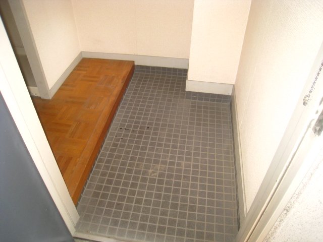玄関　同物件、別号室のものです。