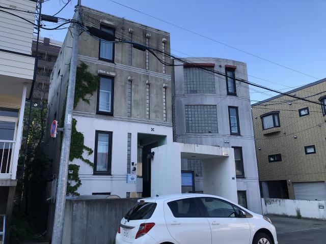 札幌市中央区南十一条西のマンションの建物外観