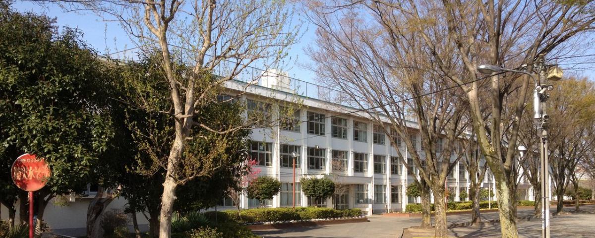 中学校　福生市立福生第一中学校（中学校）まで818m
