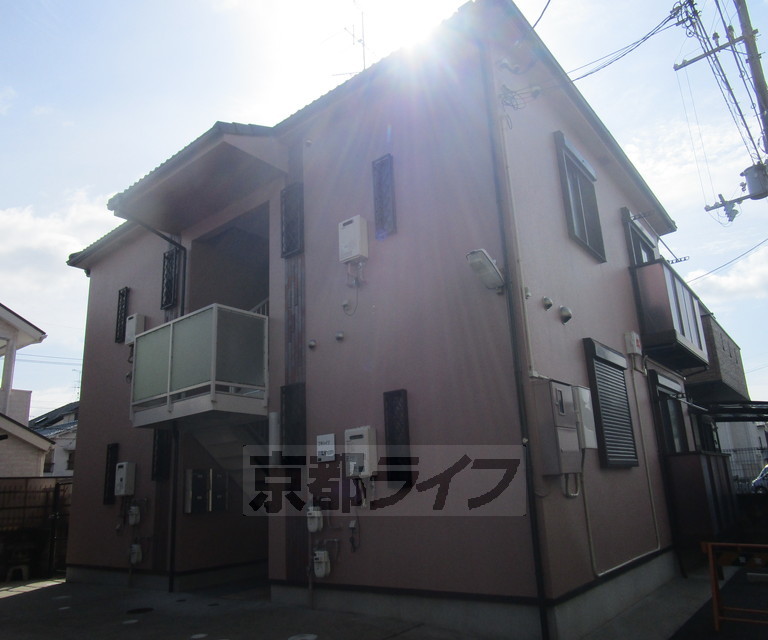 京都市西京区山田中吉見町のアパートの建物外観