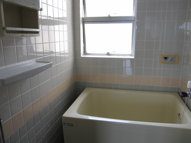 バス・シャワールーム　お風呂に窓があります