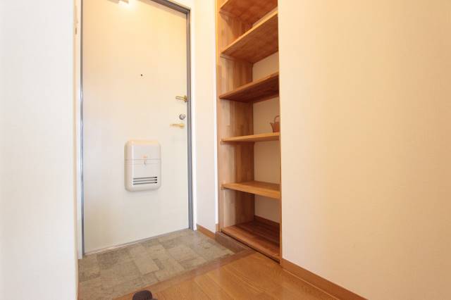 玄関　玄関の雰囲気も良好です。