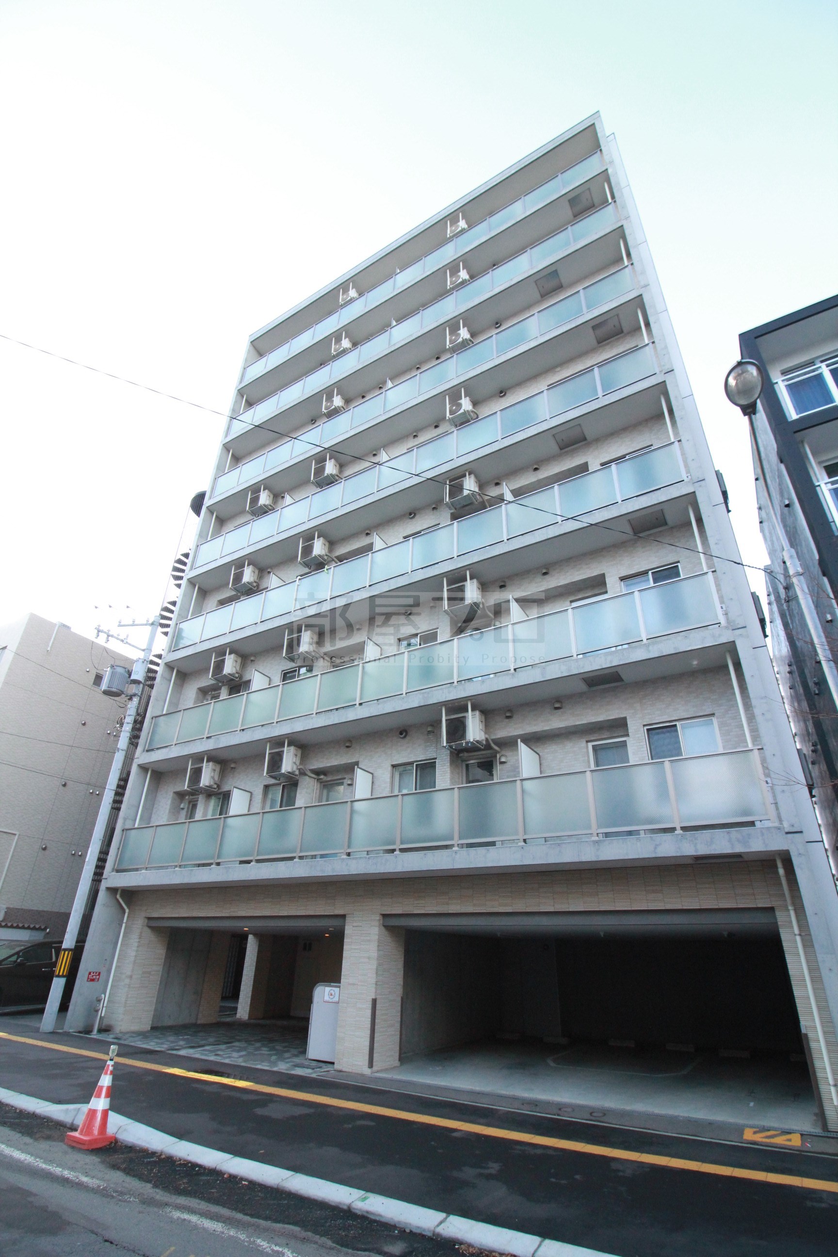 札幌市豊平区豊平三条のマンションの建物外観