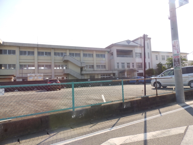 【津市久居中町のアパートの小学校】