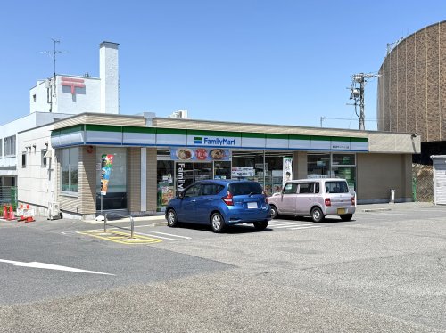 コンビニ　ファミリーマート サンマルシェ店（コンビニ）まで1004m