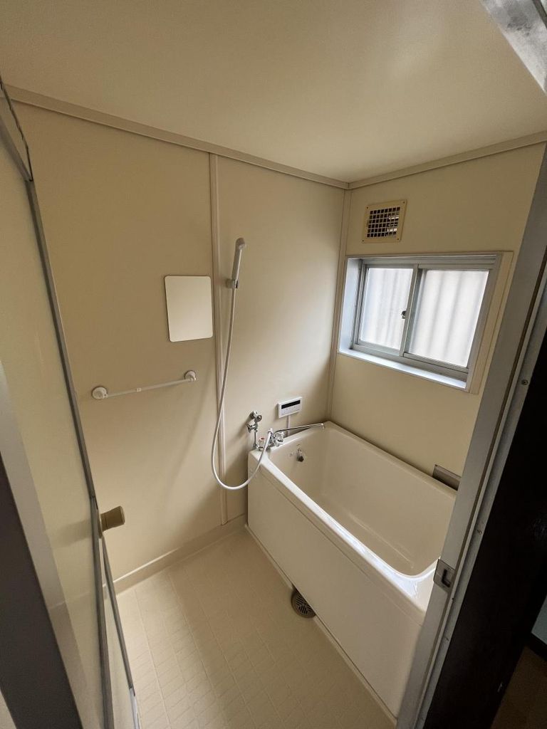 バス・シャワールーム　★追い焚き可能★小窓付いています★
