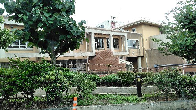 【川崎市宮前区神木本町のアパートの小学校】