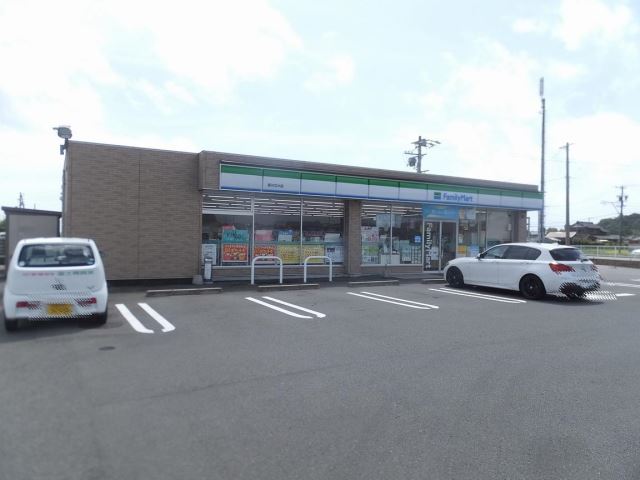 コンビニ　ファミリーマート（コンビニ）まで750m