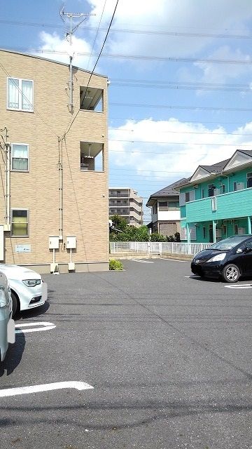 【春日部市豊町のアパートの駐車場】