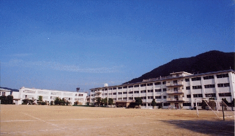 【北九州市門司区松原のマンションの中学校】