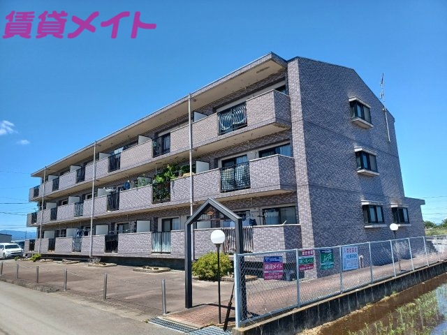 【伊勢市村松町のマンションの建物外観】