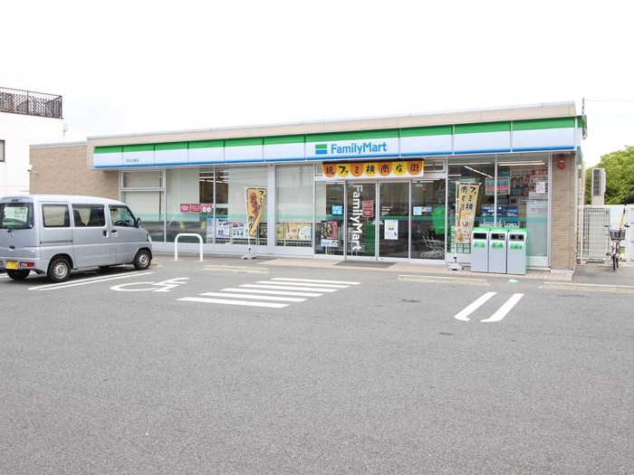 コンビニ　ファミリーマート（コンビニ）まで665m