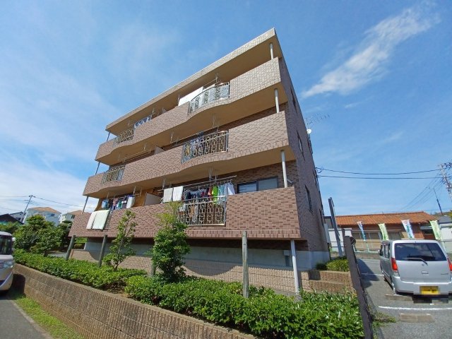 【比企郡嵐山町大字菅谷のマンションの建物外観】