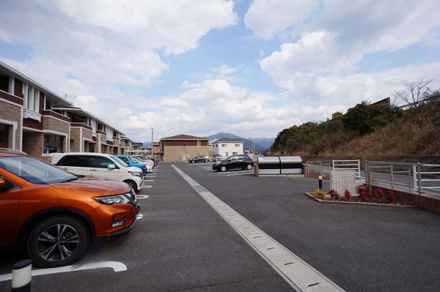 【ロワンテール　Iの駐車場】