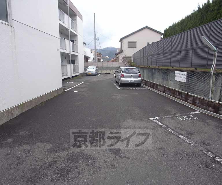 【ハイツ西裏の駐車場】