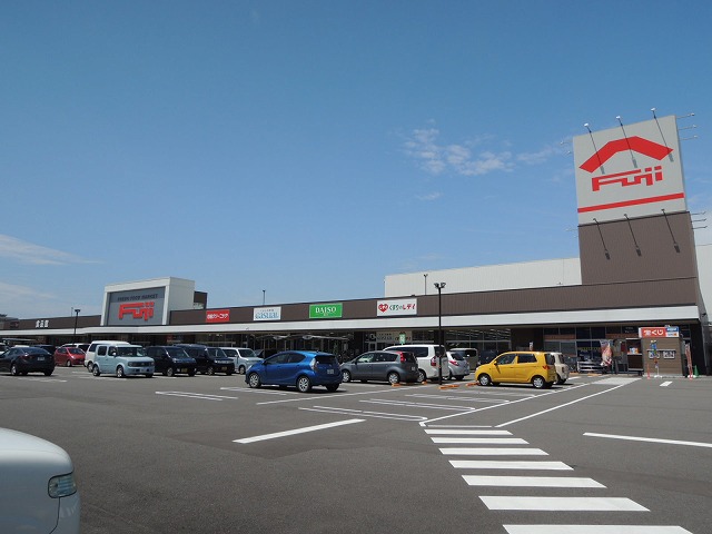 スーパー　フジ 安城寺店（スーパー）まで588m