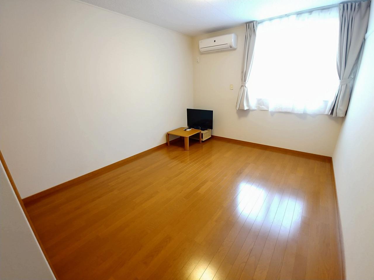 居室・リビング　家電付き部屋のみ（ＴＶ、カーテン設置）