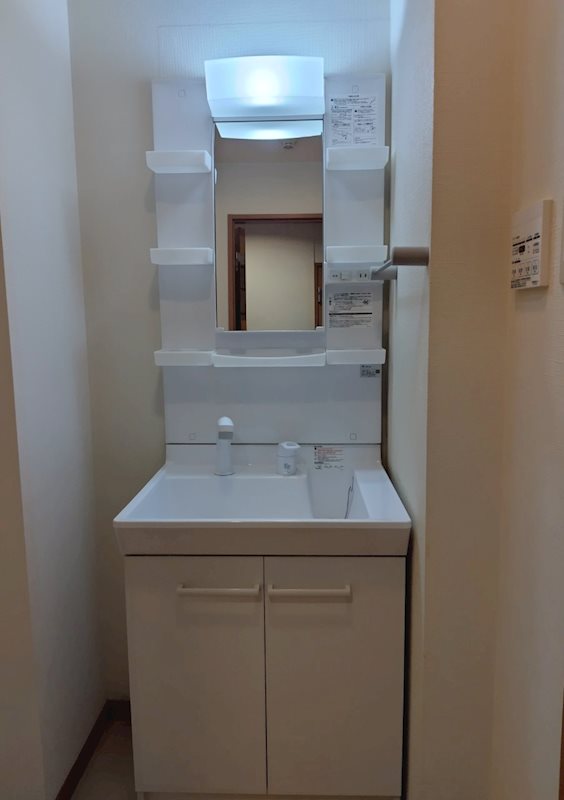 洗面設備　シャワー付き洗面台です