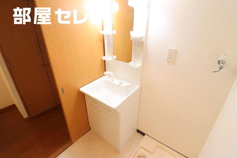 洗面設備　角部屋の写真を参照