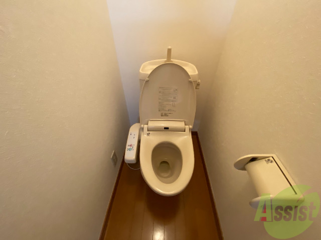 トイレ　嬉しいウォシュレット機能付きです。シャワートイレは便利ですね