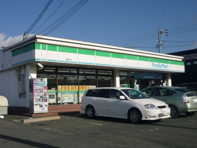 コンビニ　ファミリーマート（コンビニ）まで400m