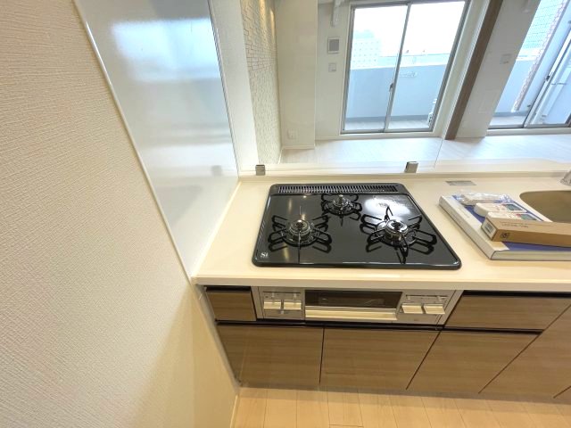キッチン　同マンション反転タイプの部屋写真