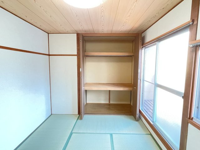収納　畳の上でゆっくりとくつろげる和室です