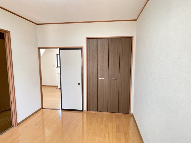 居室・リビング　落ち着いた色調の洋室です