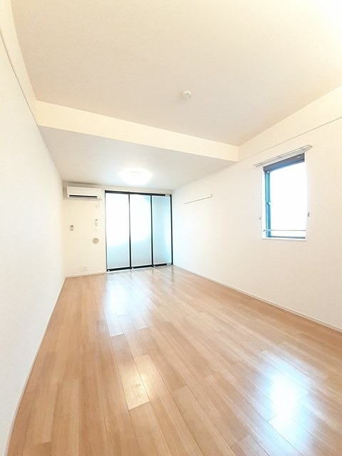 居室・リビング　エアコン付きです。
