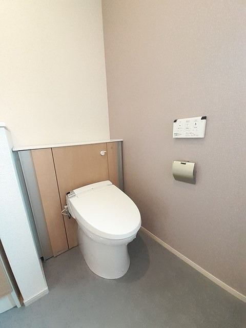 トイレ　温水洗浄便座です。