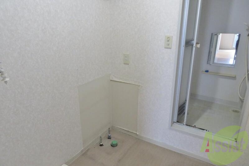 洗面設備　嬉しい独立の洗面化粧台。小物も色々置けそうです
