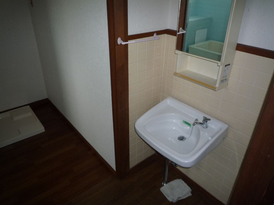 洗面設備　洗面台と鏡あります