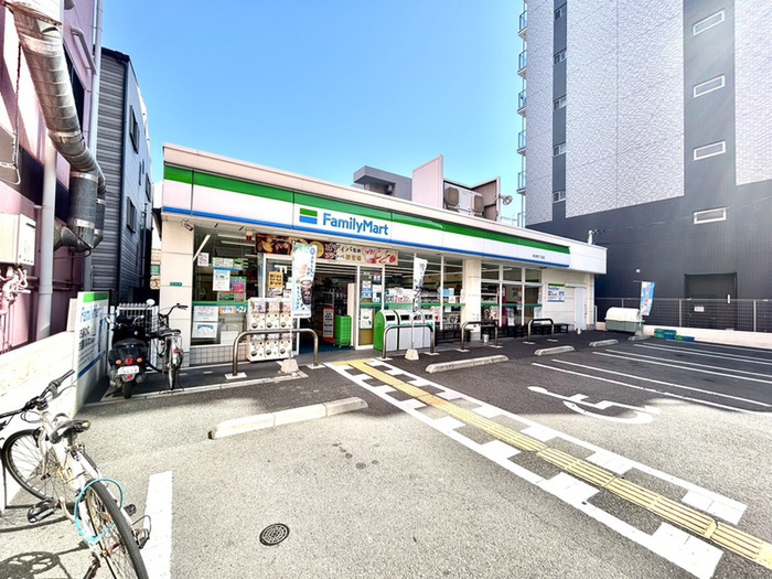 コンビニ　ファミリーマート（コンビニ）まで500m