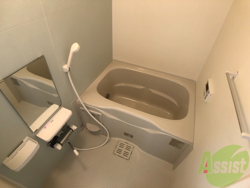 バス・シャワールーム　広いバスタブでのんびり入浴できそうですね。