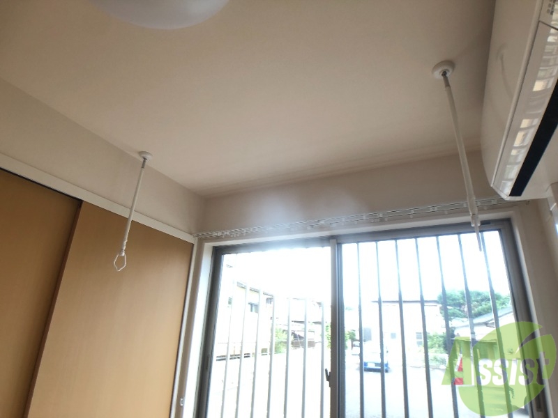 バルコニー　室内に洗濯干し置場があって、雨の日でも安心ですね。