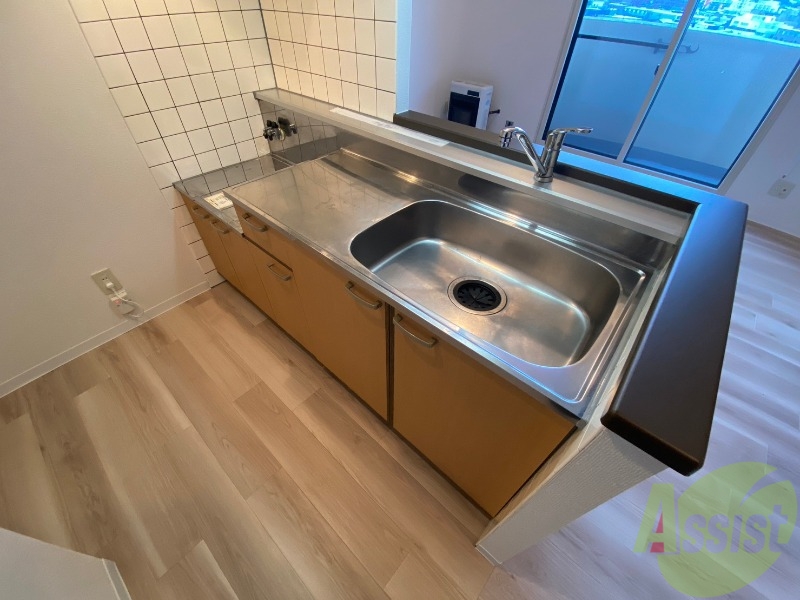 キッチン　キッチン周りは意外と物が多いので棚があるといいですね。