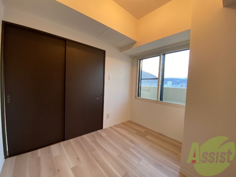 その他部屋・スペース　寝室はこちらです。光が差し込む、温かみのあるお部屋です。