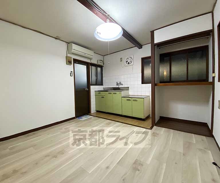 居室・リビング　落ち着いた雰囲気のお部屋です