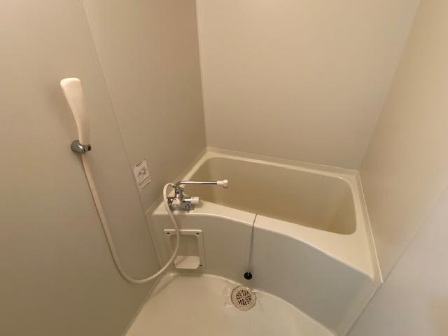 バス・シャワールーム　シャワーつきのバスルーム