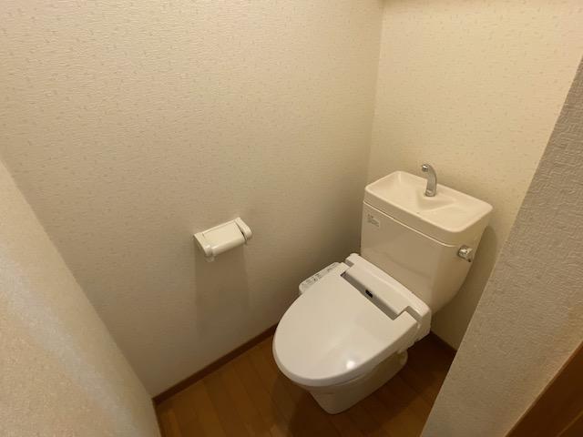 トイレ　洗浄機能付き温便座あります