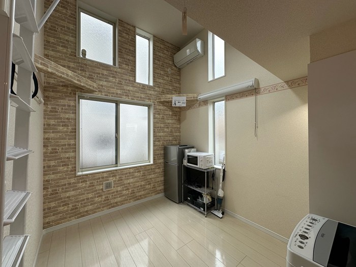 居室・リビング　洋室6.2帖☆角部屋二面採光のお部屋です！エアコン付きで1年