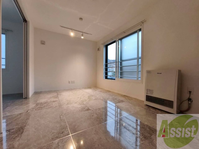 居室・リビング　フローリングと壁のカラーが明るい雰囲気ですね！