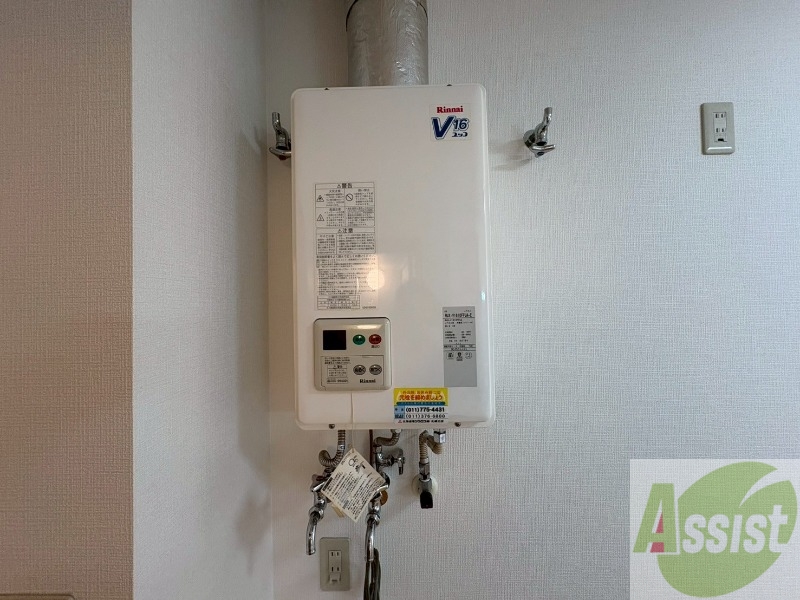 その他設備　給湯器です。操作しやすいパネルになってます。