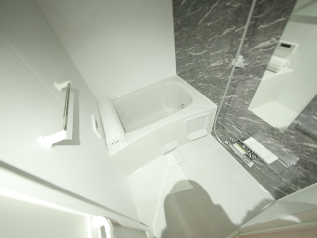 バス・シャワールーム　★鏡付の清潔感のあるバスルームです★