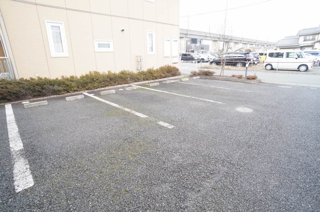 建物外観　駐車場