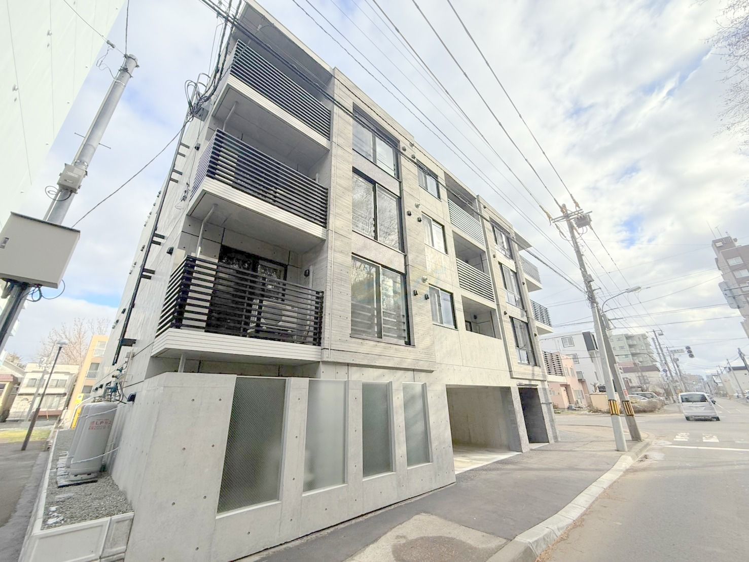 建物外観　エアコン完備の人気のデザイナーズ仕様のお部屋です♪