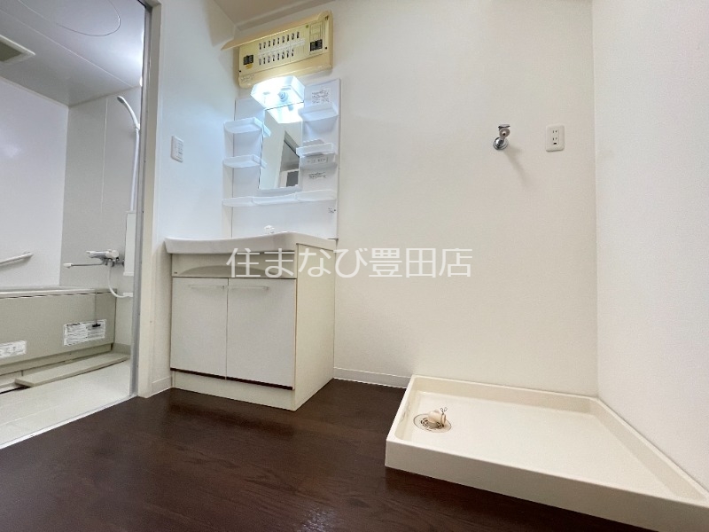 洗面設備　別室同型写真／反転