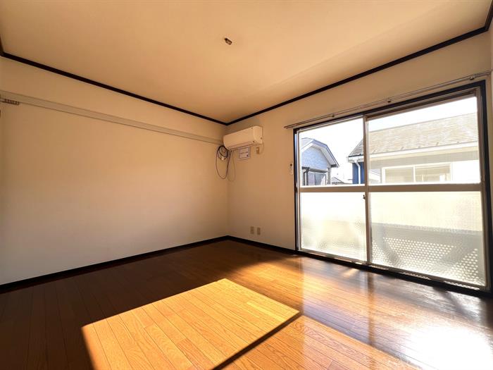 居室・リビング　日当たり良好！エアコン付きの部屋になります♪