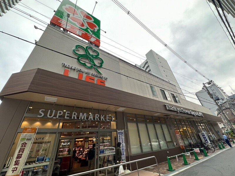 スーパー　ライフ中崎町駅前店（スーパー）まで215m
