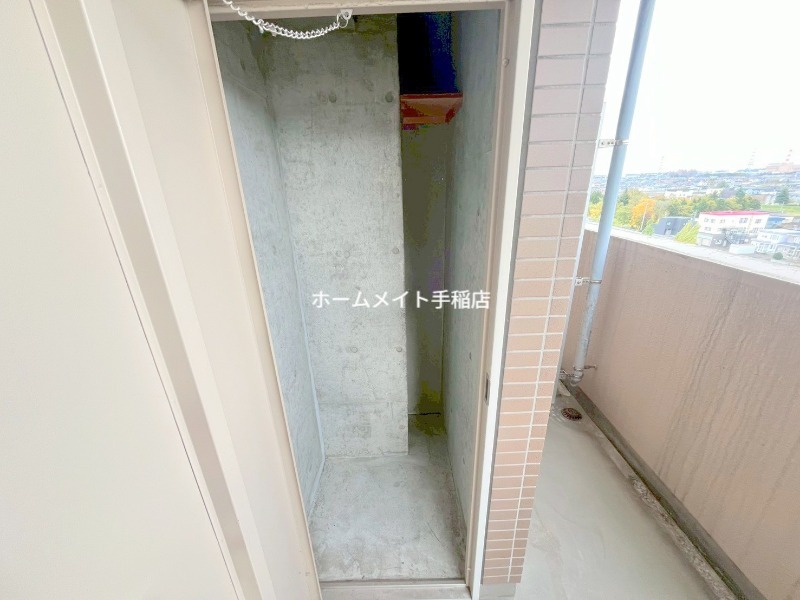 バルコニー　バルコニーにトランクルーム付きです！